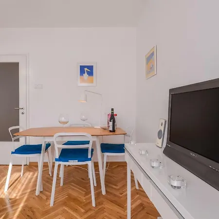 Appartement La Dolce Vita - Beautiful Studio On Gurgulyat Street *